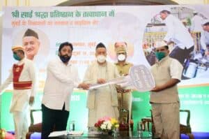 Governor presents bicycles to Dabbawalas