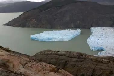 Iceberg breaks from retre