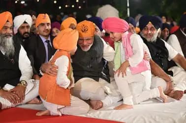PM Modi hails  Guru Nanak