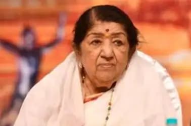 CM visits Lata Mangeshkar