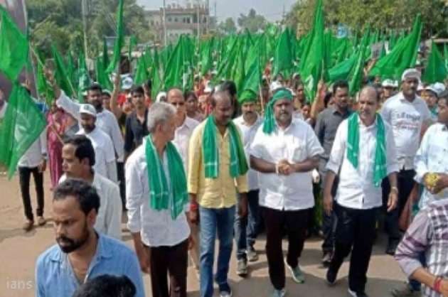 Amaravati farmers continue foot march on Diwali