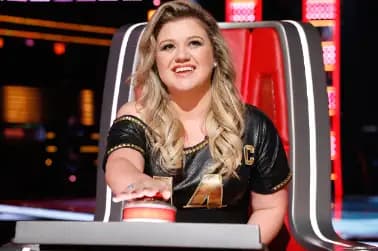Kelly Clarkson makes her