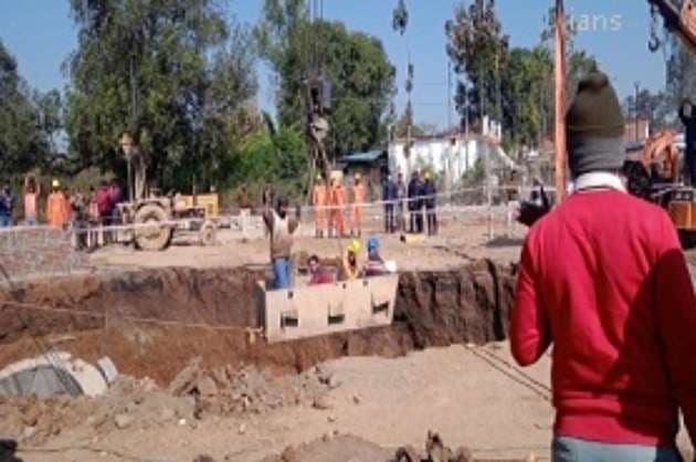 5 rescued  4 still trapped after under construction tunnel in MP caves in