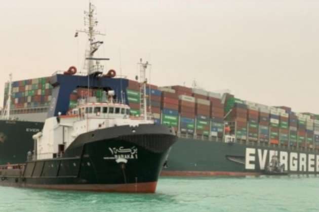 Suez Canal welcomes help from US to refloat cargo ship