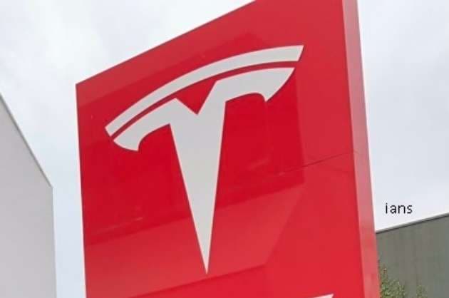 Tesla crash kills 2 in US  police say  no one was driving
