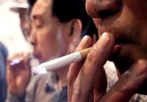 Chinese officials banned from smoking in public