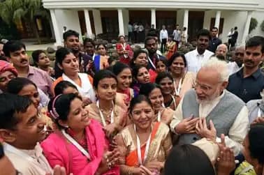 Modi interacts with  Mudra