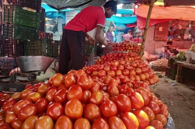 Tomatoes selling below Re 1 per kg in Delhi wholesale markets