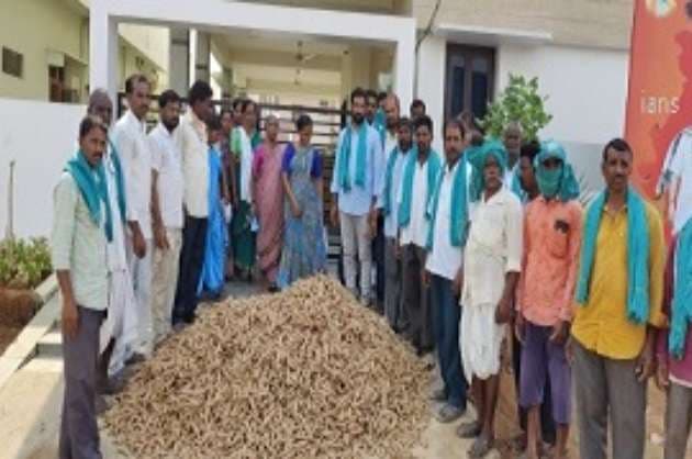 Farmers dump turmeric in front of Nizamabad MP s house