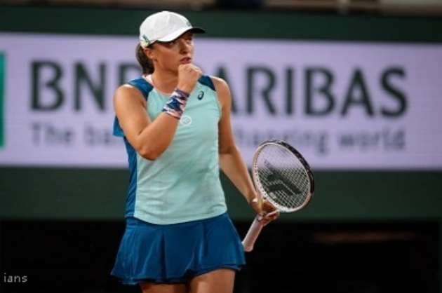 World No 1 Swiatek survives tough three setter against Zheng  in French Open quarters
