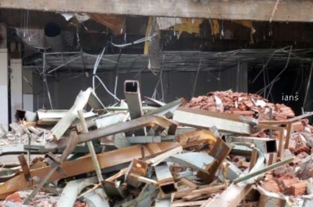 B luru pvt hospital s portico collapses  4 labourers rescued