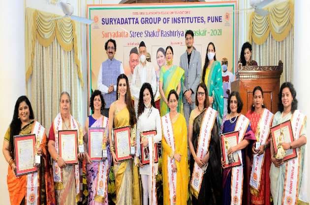 Governor presents Stree Shakti Rashtriya Puraskars