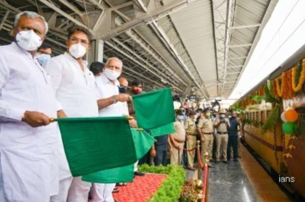 Karnataka CM flags off  Kisan  Rail service to Delhi