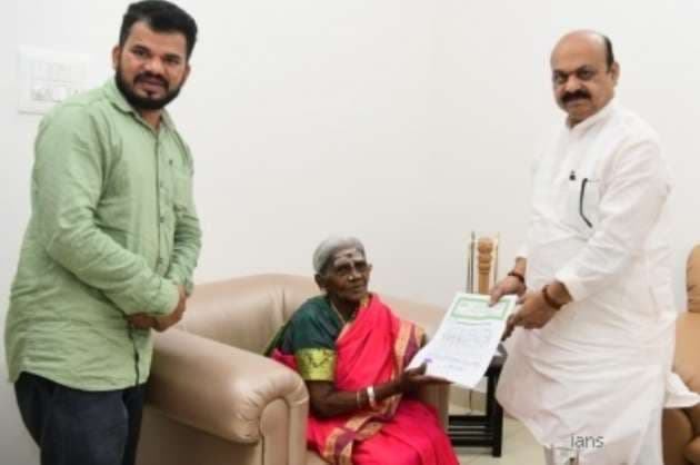 K taka CM hands over BDA site for environmentalist Saalumarada Thimmakka
