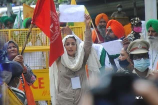 Farmers begin  Kisan Sansad  at Jantar Mantar