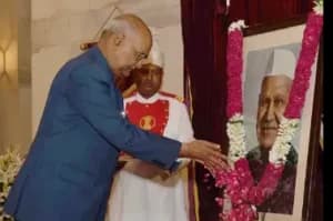 President pays  floral tri