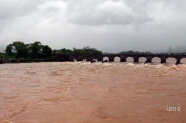4 killed as bus washed away in flooded river in Maha s Yavatmal  Lead