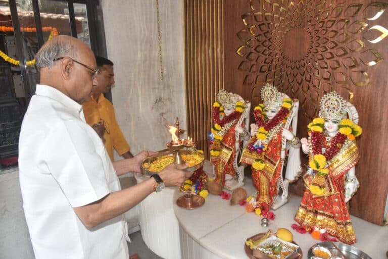 Governor performs aarti at Raj Bhavan’s Temple on Ram Navami