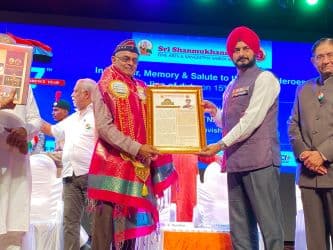 Shanmukhananda Felicitates Families of Army Personnel