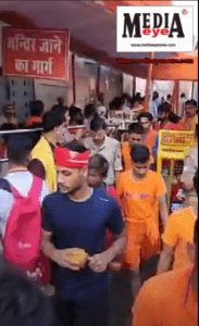 On Last Monday of Shravan, Devotees Worship at Kashi Vishwanath