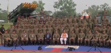 Rajnath Singh Performs 'Shastra Puja', Celebrates Dussehra with Defence Personnel in Gangtok