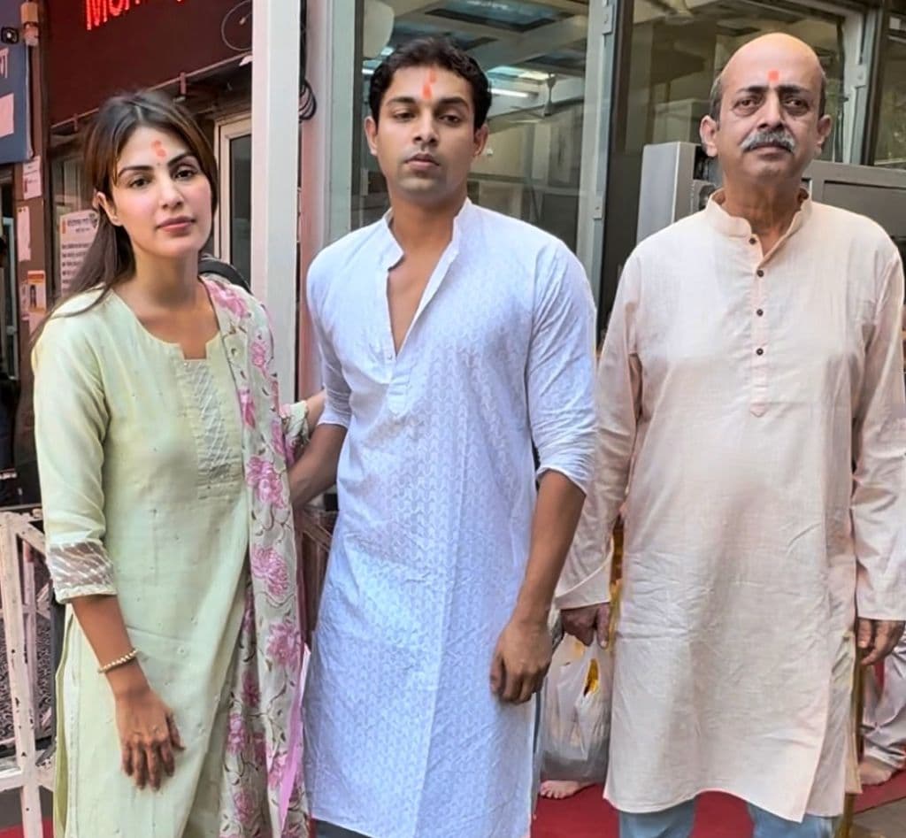 Rhea Chakraborty Visits Siddhivinayak Temple After Clean Chit in Sushant Singh Rajput Case