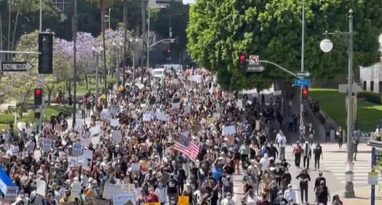 Protesters Clash With National Guard Troops in Los Angeles