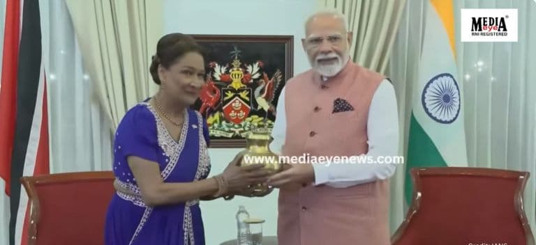 PM Modi Presents Water of Ayodhaya's River Saryu To PM Kamla Persad-Bissessar; Calls Her 'Daughter of Bihar'