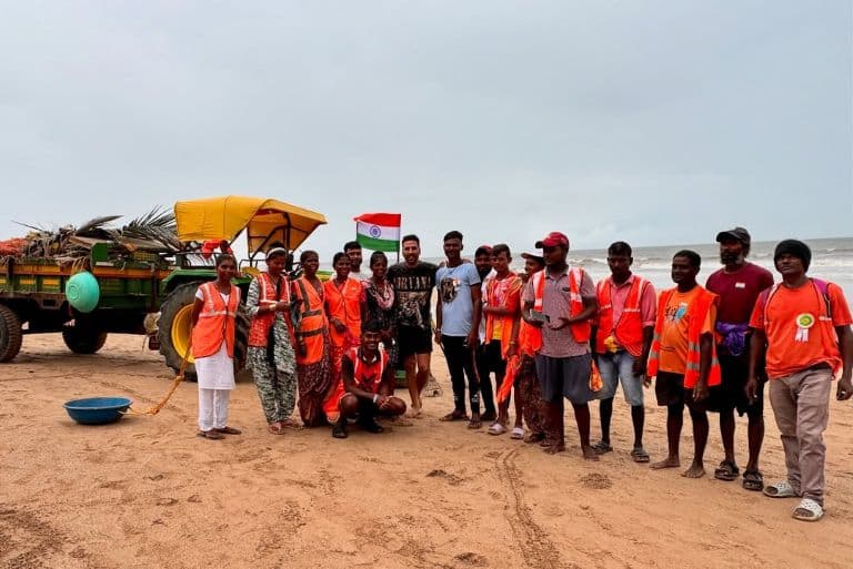 Akshay Meets ‘Real-Life Heroes Keeping Beaches Clean’ While Playing Beachside Volleyball