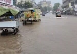 Maharashtra Rain Fury: Govt Offices, Schools, Colleges Shut in Mumbai Today; Local Trains Hit