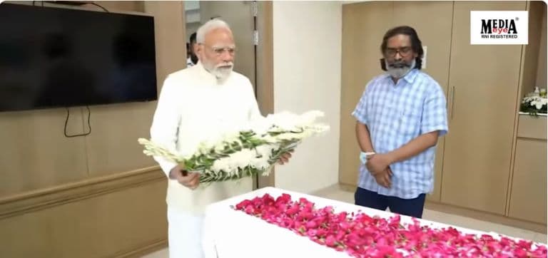 PM Narendra Modi Paid His Respects to Former Jharkhand Chief Minister Shibu Soren