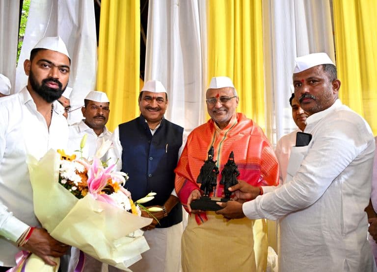 Maharashtra Governor Visits Sarvajanik Ganeshotsav Mandal of Tiffin Box Suppliers’ Association