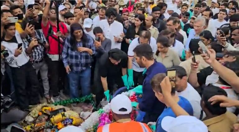 Maharashtra CM's Wife Amruta, Actor Akshay Kumar Participate in Beach Cleaning Post Ganapati Visarjan