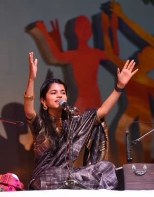 Bhojpuri Singer Maithili Thakur Says PM Modi is Her Inspiration, Likely to Enter Bihar Politics