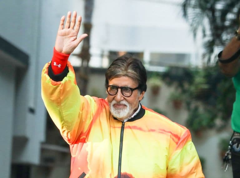 Big B is Humbled After Receiving the Black Lady Along with Wife Jaya & Abhishek