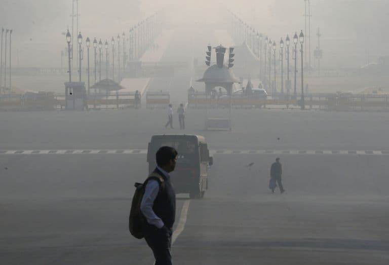Cold Wave Grips Delhi as Toxic Air Worsens; No Relief for Residents