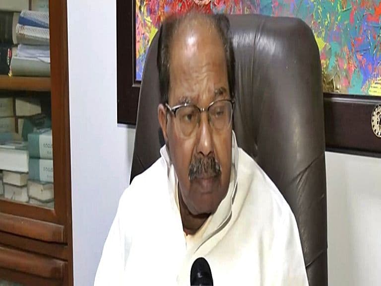 Moily Blames Congress High Command for Karnataka Crisis