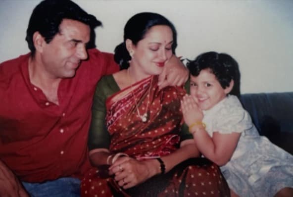 Hema Malini Breaks Down at Dharmendra’s Prayer Meet in Delhi, Pays Emotional Tribute