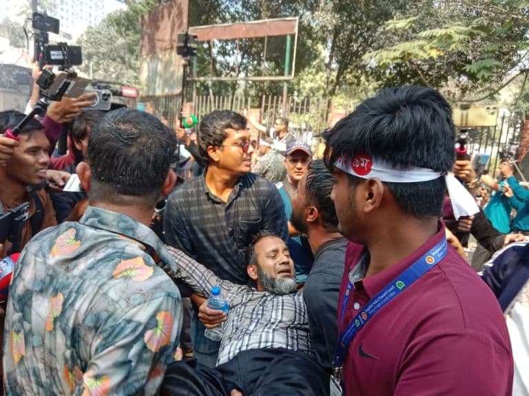 Dhaka Clashes Over Hadi Killing: Over 50 Injured as Police, Inqilab Mancha Activists Face Off at Shahbagh