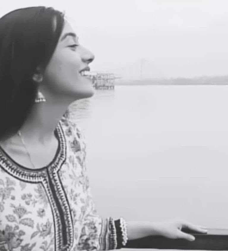 Amrita Rao Pays Tribute to Madhubala on Birth Anniversary by Recreating Iconic ‘Aaiye Meherbaan’ at Howrah Bridge
