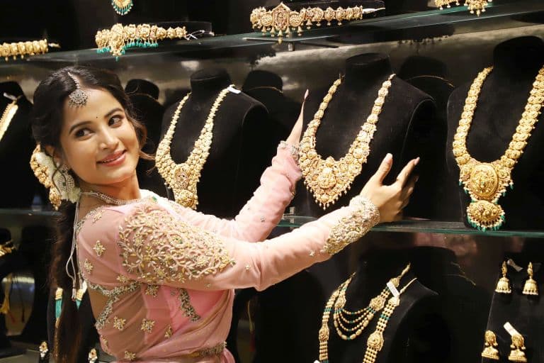 Gold and Silver Prices Fall Sharply After US Fed Policy Decision Amid Middle East Tensions