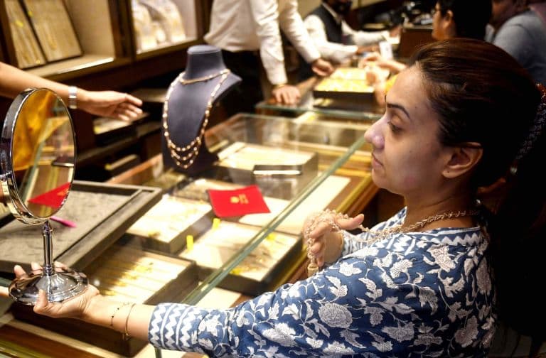 Gold, Silver Prices Fall Up To 2% as US Fed Rate Cut Hopes Fade Amid West Asia Tensions