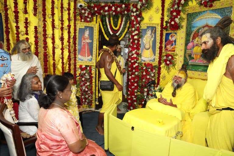 President Droupadi Murmu Meets Premanand Maharaj in Vrindavan, Seeks Blessings