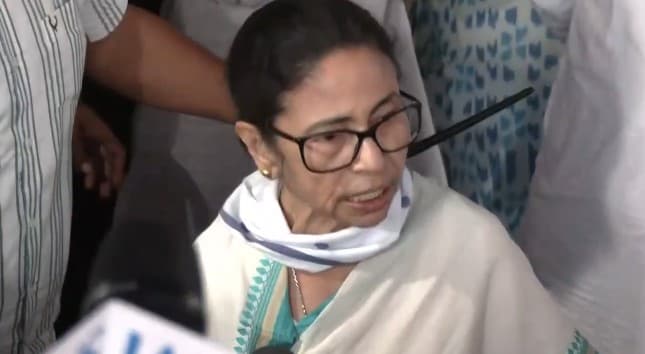 Mamata Banerjee Alleges BJP Plot to “Forcefully Rig” Bengal Polls, Claims Pressure by Observers