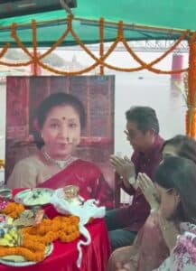 Zanai Bhosle Breaks Down During Asha Bhosle’s Asthi Visarjan Ritual in Varanasi
