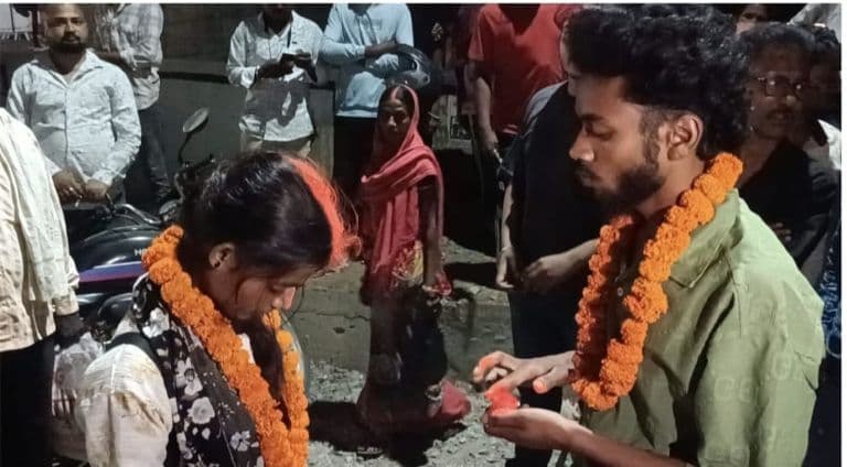 Jharkhand Couple Held in Police Raid Ends Up Getting Married on Roadside
