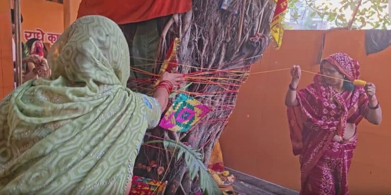 Married Hindu Women Observe Vat Savitri Vrat Across India With Traditional Rituals and Prayers