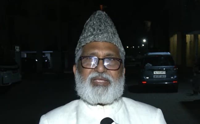 Mufti Shamoon Qasmi Backs Yogi Adityanath on Namaz on Public Roads Remark