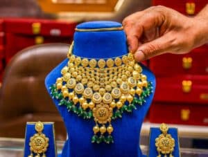Gold, Silver Prices Drop Up to 4% Amid Stronger Dollar Index