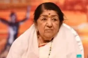 CM visits Lata Mangeshkar